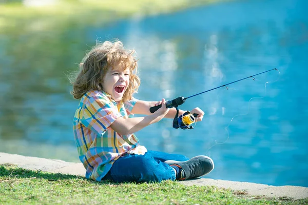 Retrato de niño sorprendido emocionado pesca. Niño sorprendido pescando en el lago. Joven pescador. Chico con spinner en el río. Retrato de niño emocionado pesca. —  Fotos de Stock