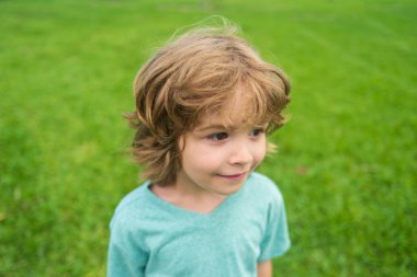 Yaz çocuklarının portresi. Gülümseyen tatlı bahar çocuğunun yakın yüzü. Çocuk duyguları konsepti. Dışarıdaki gülen çocuğun portresi..