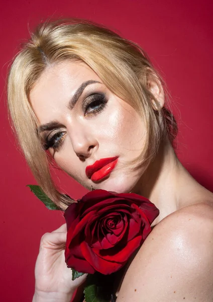 Vacker kvinna med röd ros blomma. Rosa läppar och ros. Skönhetstjej. Sensuell sexig mun. Nofilter oförändrad hud. — Stockfoto