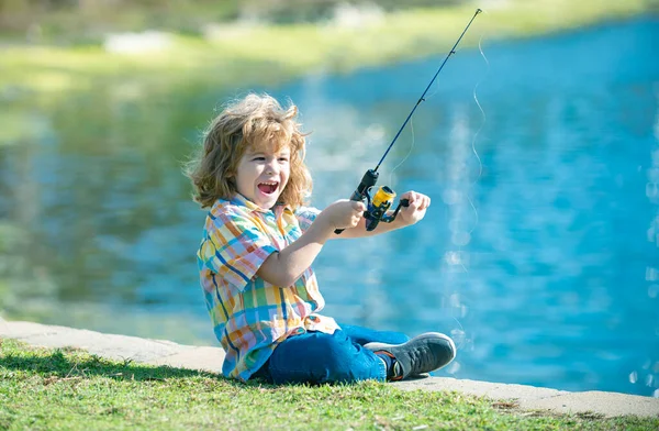 Eccitato bambino sorpreso ragazzo seduto vicino al lago e la pesca. — Foto Stock