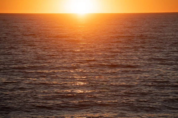 Zonsondergang op zee landschap. Dramatische zonsondergang hemel met wolken. Zomer en blauwe lucht met blauwe zee golven zacht oppervlak en schoonheid zonsondergang. Dramatische zonsondergang boven de zee. — Stockfoto
