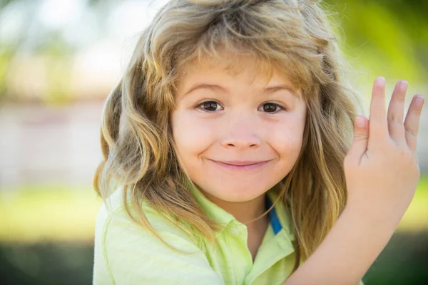 Portrét legračního usměvavého kluka venku. Roztomilé holčička chlapec detailní up venku v létě. Děti se dívají zblízka. Vtipné blondýny malé dítě zblízka portrét. — Stock fotografie
