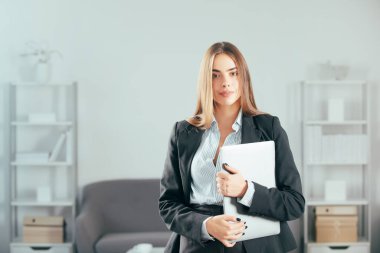 İşyerindeki genç iş kadını. Ofisteki. Modern ofis projesinde çalışan resmi sekreter kadın portresi..