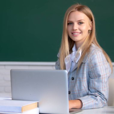 Üniversite ya da lisede okuyan sevimli genç kız öğrencinin portresi, internet sitesi, uzaktan öğrenme üzerine video çağrısı.