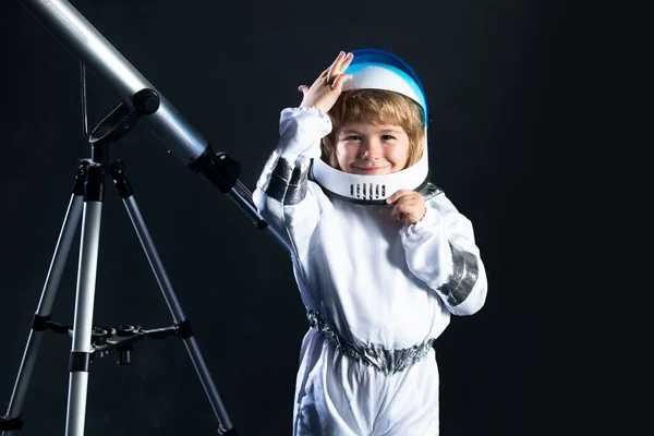 Enfant est habillé d'un casque astronaute costume espace nad. Petit garçon en combinaison spatiale. Idées créatives et concept de technologie d'innovation. Portrait d'enfant drôle avec casque astronaute. — Photo