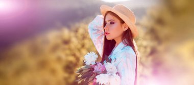 Doğal güzellik suratı. Güzel bahar kadını suratı. Mutlu güzel kız çiçek parkında dinleniyor..