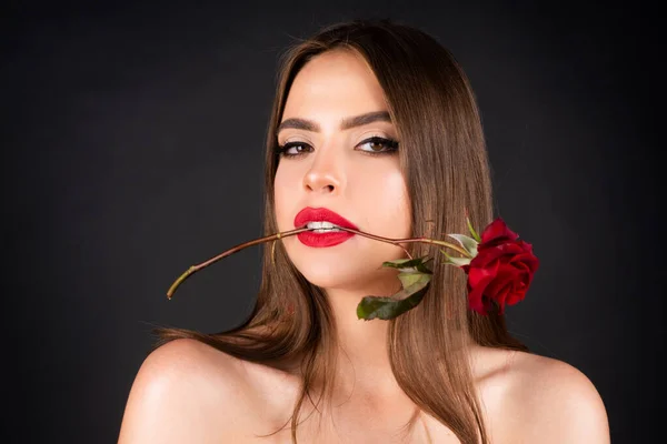 Mulher sensual sedutora segurando rosa vermelha com dentes. Close-up retrato de jovem bela mulher sexy com rosa vermelha. Dia de aniversário. — Fotografia de Stock