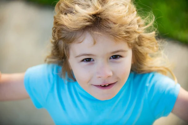 Kinder stellen sich hautnah. Lustige blonde kleine Kind Nahaufnahme Porträt. Glückliche Kindergefühle, lächelndes Gesicht. — Stockfoto