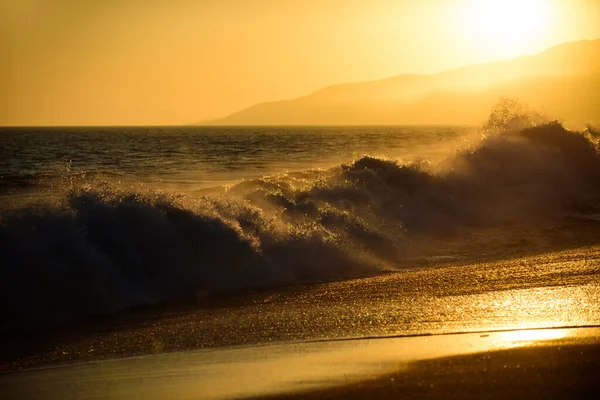 Pôr-do-sol dourado no mar. paisagem com o pôr do sol sobre o oceano. Céu dourado e água do oceano. Ondas salpicos. — Fotografia de Stock