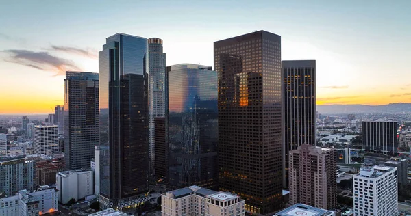Skyline von Los Angeles und Wolkenkratzer. Innenstadt von Los Angeles Luftaufnahme, Geschäftszentrum der Stadt. Kalifornien LA. — Stockfoto
