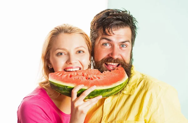 Joyeux visage gros plan de couple appréciant pastèque. Couple joyeux tenant des tranches de pastèque. Drôle de visage. — Photo