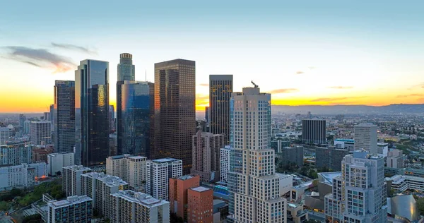 Центр Лос-Анджелеса панорамный город с небоскребами. Калифорнийская тема на фоне Лос-Анджелеса. Центр города Лос-Анджелес, горизонт города на закате. — стоковое фото