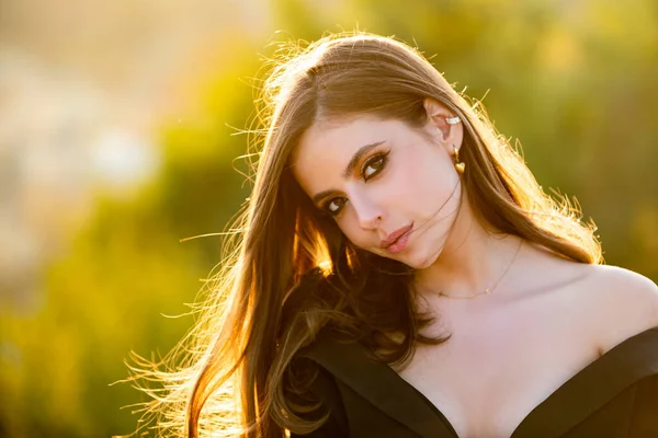 Portret van een mooie jonge vrouw. Outdoor portret van een schattig meisje. Vrolijk vrolijk vrouwelijk model, close-up gezicht. Jonge vrouw op zonnige zomerdag. — Stockfoto