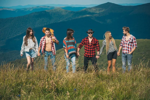 Group of friends hipsters hikers walking in mountains. Countryside hiking. — Stock Photo, Image