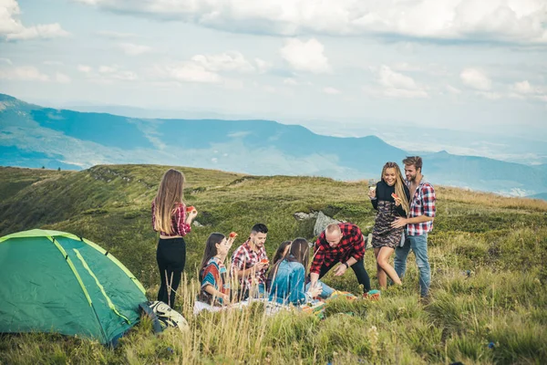 アドベンチャー旅行ハイキングや観光の人々の概念。田舎のハイキング。夏休みの学生. — ストック写真