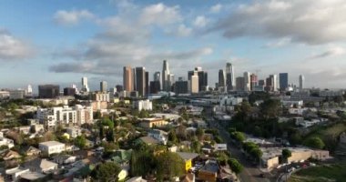 Los Angeles şehir merkezinde. Los Angeles kökenli Kaliforniya teması. Los Angeles şehir merkezi. Los Angeles yakınlarında İHA ile uçuyor..