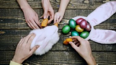 Paskalya tavşanı ve paskalya yumurtası tahta masa üstü. Aile Paskalya için hazırlanıyor.