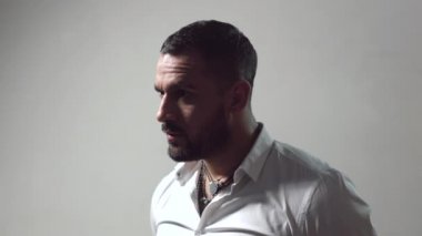 Adam dikkatle dinliyor. Plan ya da fikir kuran ciddi bir adam. Düşünen adam gri arka planda. Endişeli yüz ifadeleri. Eşcinsellerin kafası karışık, düşünceli ya da endişeli. Dikkatimi çektin..