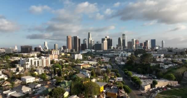 ロサンゼルスのダウンタウン。カリフォルニアをテーマにLAを背景に。ロサンゼルス市内中心部。LAの近くを無人機で飛ぶ. — ストック動画