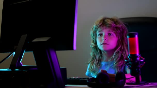 Gyermek tanulás virtuális online iskolai osztály. A srác otthon dolgozik a laptopon. Laptopot használó gyerek. Otthoni nevelés gyerekeknek. — Stock videók