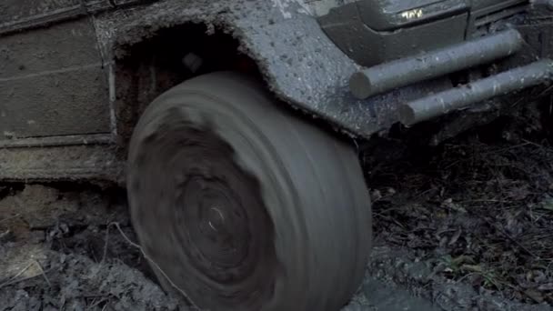 Грязные колеса, грязные дорожные покрышки. Крупный план колеса в грязной замедленной съемке. Движение колес шин и бездорожья, который идет в пыли. — стоковое видео
