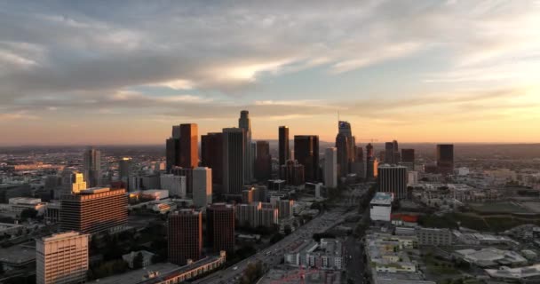 In het centrum van Los Angeles Californië. Los Angele, California, Verenigde Staten stadsgezicht. Los Angeles luchtzicht, vliegen met drone. — Stockvideo