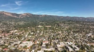Santa Barbara, Kaliforniya 'daki evlerin havadan görünüşü.