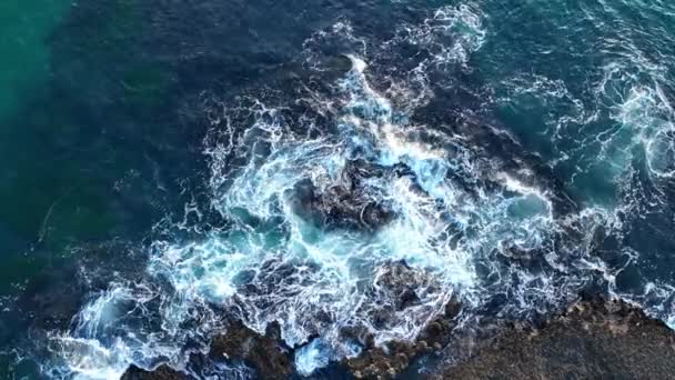 Olas marinas rompiendo sobre rocas. Vista aérea de las olas y algunas de las rocas, vista aérea del dron. — Vídeo de stock