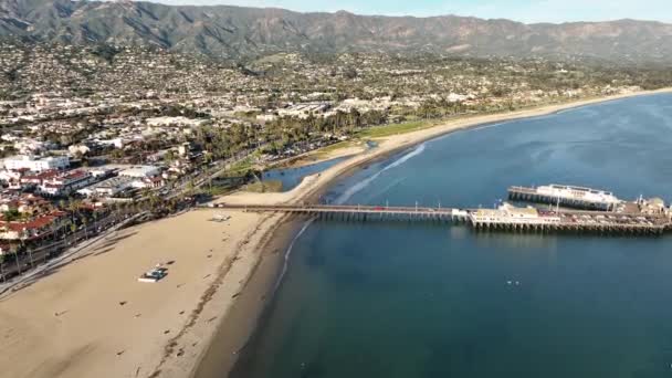 カリフォルニア州サンタバーバラの海の正面近くを飛んでいます。サンタバーバラ、カリフォルニア海岸線、オーシャンに沿って飛ぶ — ストック動画