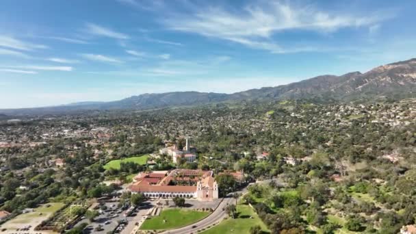 Историческая испанская миссия Санта-Барбары в Калифорнии, воздушный вертолет, летящий на Санта-Барбаре. — стоковое видео