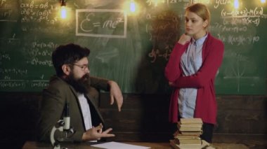 Birkaç öğretmen. Sınıfta profesörü dinleyen lise öğrencisi. Üniversitede tahtada düşünen bir kız öğrenci. Profesör yetişkin öğrencilere eğitim konsepti öğretiyor.