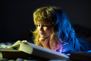 Mutlu çocukluk, rüya gören çocuk. Çocuklar kitap okuyor. Çocuklar yatma vakti, çocuk yatakta kitap okuyor..