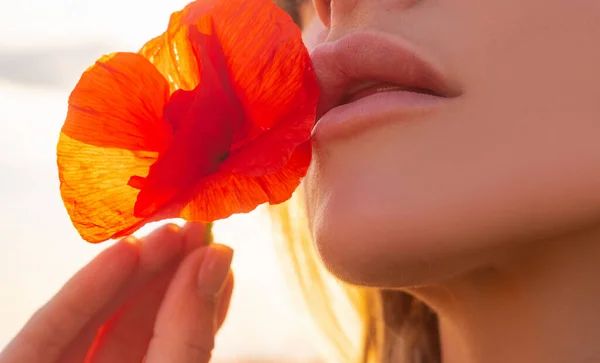 Красивая женщина губы рот с маком цветы. — стоковое фото