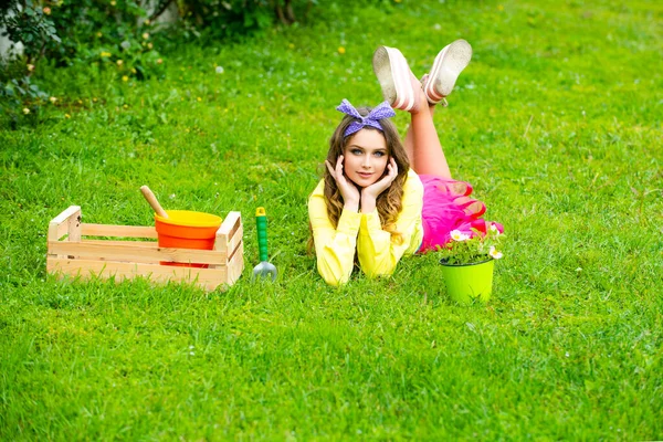 Drăguță fată adolescentă fericită cu flori într-o oală, grădină de casă. Adolescent fermier. — Fotografie, imagine de stoc