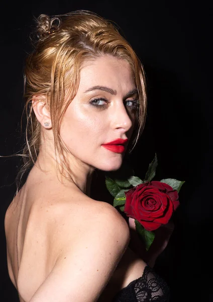 Fashion portrait of young beautiful woman with blue eyes and rose. Close-up portrait of a beautiful young girl with a red rose near face. Nofilter unaltered skin. — Stock Photo, Image