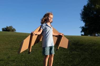 Çocuk oyun oynuyor ve tatilin ve seyahatin hayalini kuruyor. Çocukların hayal gücü ve özgürlük kavramı.