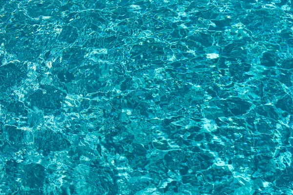 Fondo de agua azul en la piscina con reflejo solar, ondulación de la ola de agua en la piscina. Fondo de agua clara. —  Fotos de Stock