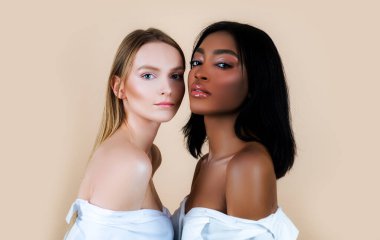 Kadın portresi siyah beyaz ırk portresi. Karışık ırklar, beyaz ırk ve Afro-Afro-Amerikan kızları. Çok ırklı güzellik. İki farklı etnik kökenden kız. Cilt bakımı ve makyaj.