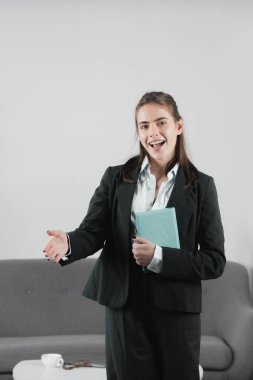 İş kadını girişimci el uzatıyor. Sekreter hoş geldin tokalaşması, selamlaşma görüşmesi. İş ortağıyla ilişki.