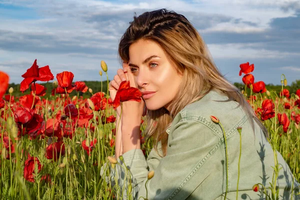 Portrait of a beautiful woman on flowering poppy field. Summer holidays on nature. Girl on poppies meadow with poppys flowers. Concept of freedom carefree. — Stock Photo, Image