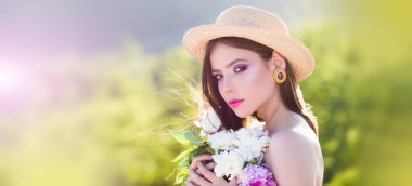 Doğal güzellik suratı. Bahar çiçeklerinin içinde, çiçek açan bir arka planda poz veren güzel romantik bir kadın. Bahar ve yazın ilham kaynağı. Başlık web sitesi tasarımı için pankart, kopyalama alanı.