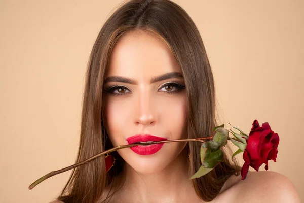 Kobieta zmysłowa z czerwonymi ustami z czerwoną różą, odizolowane beżowe tło. — Zdjęcie stockowe
