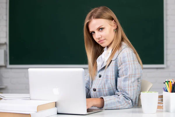 Słodka nastolatka, student szkoły pisać notatki, oglądać wideo online webinar, uczyć się na laptopie. Webinarne e-kształcenie w szkole, kształcenie na odległość. — Zdjęcie stockowe
