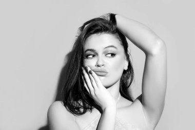 Üzgün kız portresi. Seksi hüzünlü kadın. Farklı duygular konsepti.