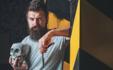 Kuaförler berber dükkanında yakışıklı bir adam için çalışıyorlar. Berber dükkanını ziyaret eden bir adam. Sakal kremi. Tıraş adam ve ustura adam. Berber berber dükkanında sakallı bir adamı tıraş ediyor..