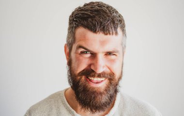 Mutlu gülümseyen sakallı adam portresi. İnsanların duyguları, yüz ifadeleri..