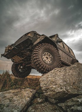 Araba lastiği. Offroad için lastik. Off-road 4x4 konsepti. Off road yarışlarında su sıçraması.