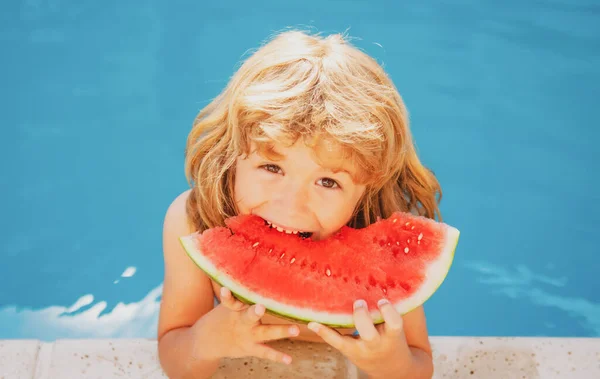 Porträtt av barn pojke äter en bit vattenmelon vid en swimmingpool har roligt att spela sommarsemester, utomhus. Aktiva barn livsstil semester. — Stockfoto