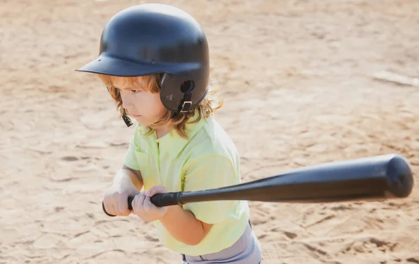 Honkbal kid spelers in helm en honkbalknuppel in actie. — Stockfoto