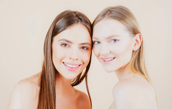 Concepto de belleza natural. Sonriente pareja lesbiana mujer amiga novia en relaciones. — Foto de Stock